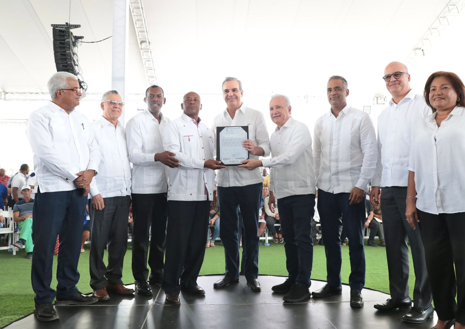 El presidente Luis Abinader durante la entrega de 3100 títulos de propiedad del proyecto Tamarindo I. Foto: fuente externa.