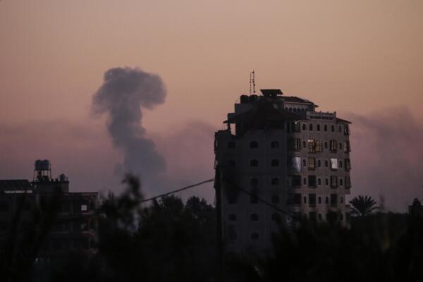 Una columna de humo tras un ataque aéreo israelí en el sur de Ciudad de Gaza, este lunes. Foto: fuente externa.