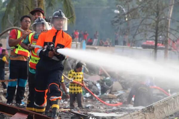 Un cuerpo de bomberos trata de extinguir una explosión en Tailandia. Foto: fuente externa.