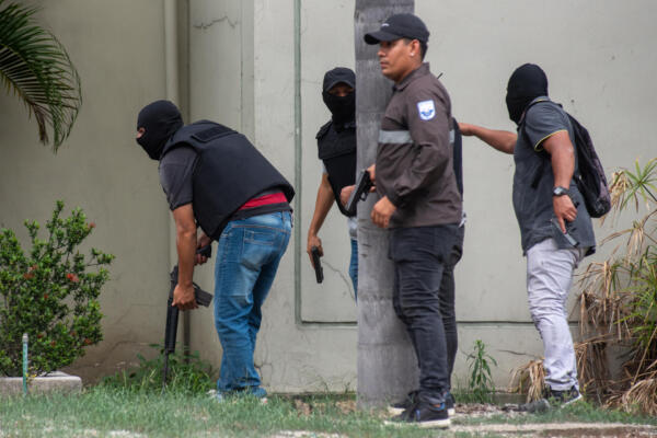 Policías realizan hoy un operativo en la sede del canal de televisión TC, donde encapuchados armados ingresaron y sometieron a su personal durante una transmisión en vivo, en Guayaquil, Ecuador. Foto: fuente externa.