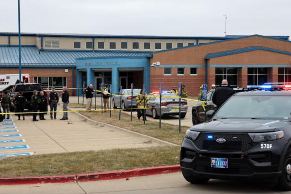 Agentes policiales en las afueras del instituto de educación secundaria en la localidad de Perry, en Iowa, EE. UU. FOTO: Fuente externa