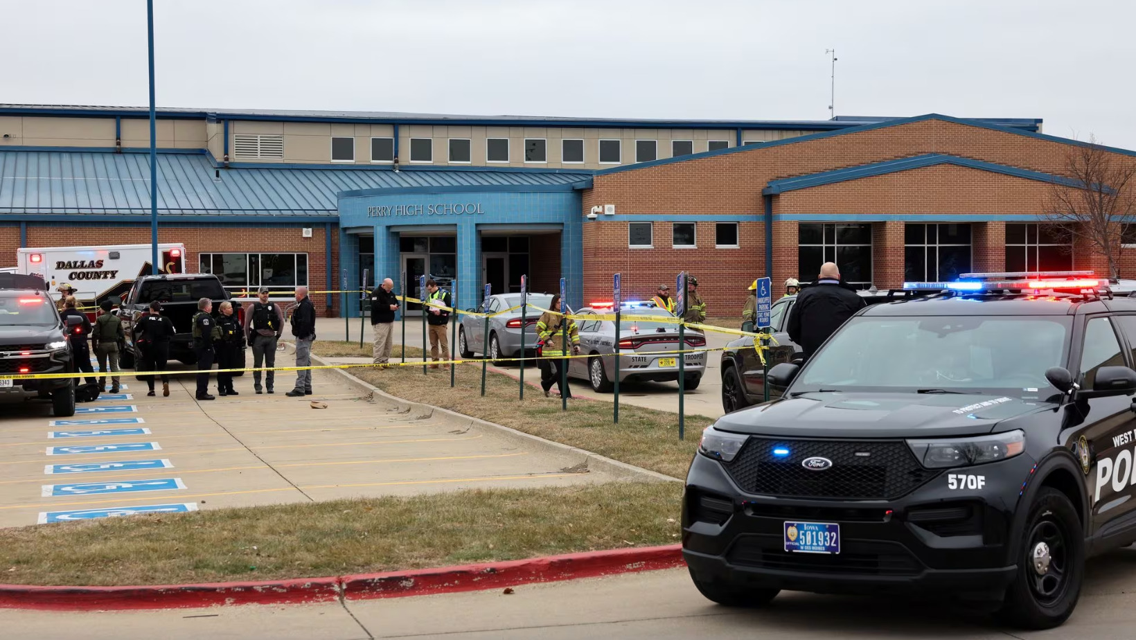 Agentes policiales en las afueras del instituto de educación secundaria en la localidad de Perry, en Iowa, EE. UU. FOTO: Fuente externa