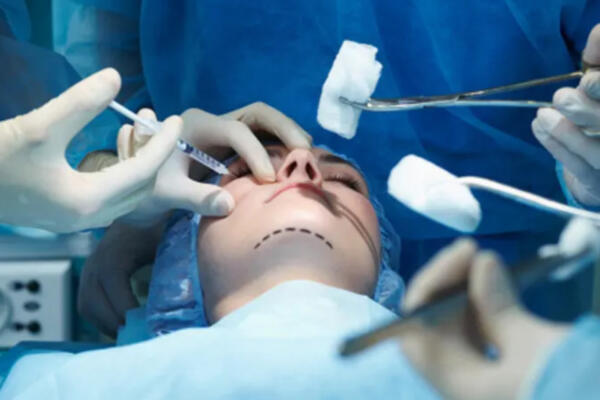 Paciente en procedimiento estético. Foto: Fuente externa