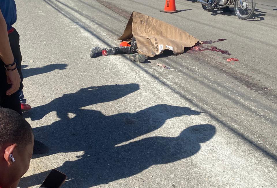 Joven de 22 años muere aplastado por camión en Autopista Duarte