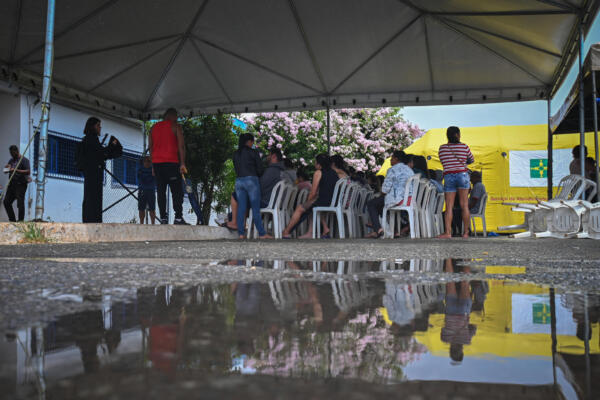 Varias personas esperan atención médica en una tienda de campaña improvisada para tratar casos sospechosos de dengue, en Brasil. Foto: fuente externa.
