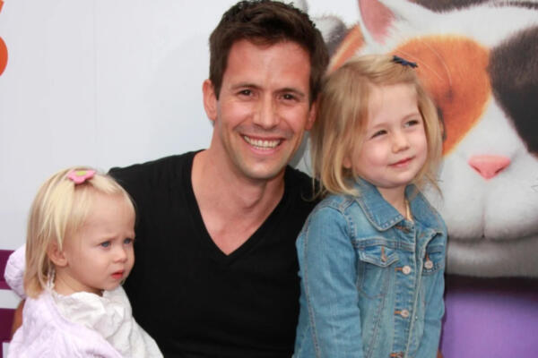 Actor Christian Oliver y sus dos hijas menores. Foto: Fuente externa. 