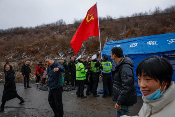 Victimas son socorridas en la zona del corrimiento de tierra en China. Foto: fuente externa.