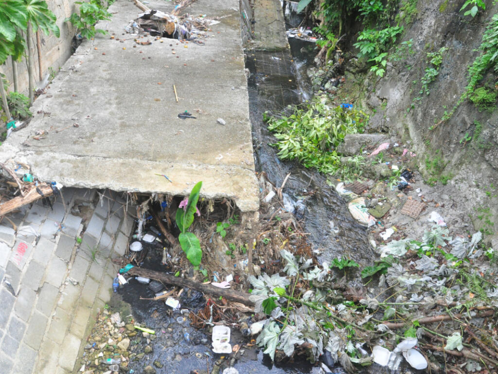 Vecinos de Lavapiés en San Cristóbal piden urgente ampliación de canal de aguas negras