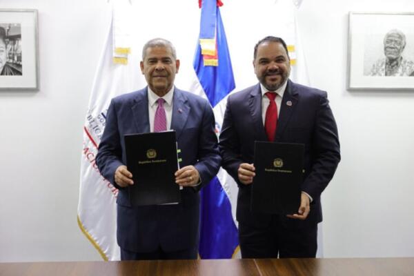 Defensor del Pueblo, Pablo Ulloa y el ministro de Administración Pública, Darío Castillo Lugo. (Foto: fuente externa) 