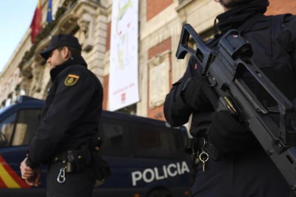 Dos miembros de la policía española montan guardia en la Puerta del Sol, en Madrid, España. Foto: fuente externa.