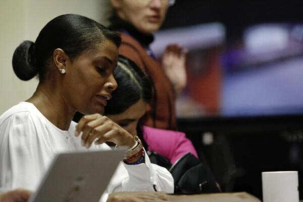 Fiscal general Diana Salazar (izq) durante una audiencia en el caso de 