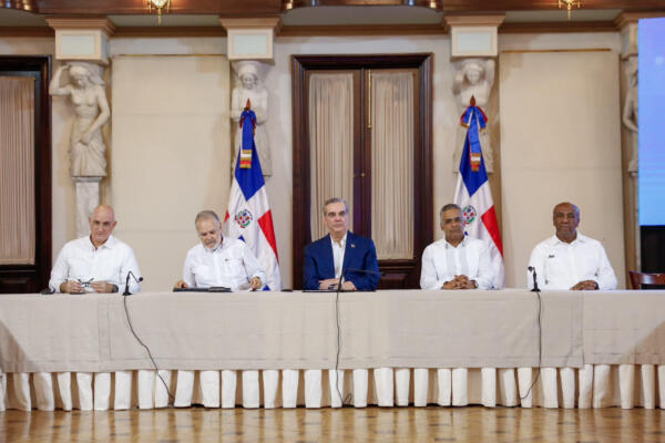 Presidente Abinader, Miguel Ceara Hatton y ministro Joel Santos durante la firma del acuerdo. (Foto: Fuente externa) 