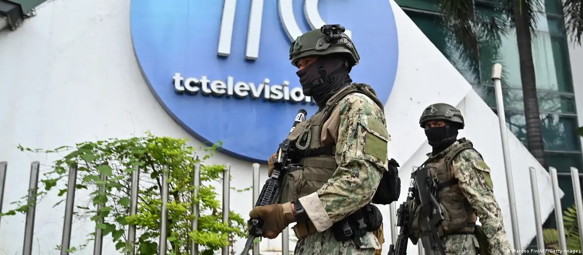 Soldados patrullan fuera de TC, el canal de televisión atacado el 9 de enero. Foto: fuente externa.