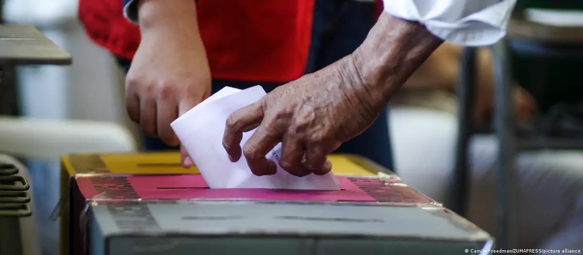 Un votante salvadoreño en las elecciones pasadas. Foto: fuente externa.