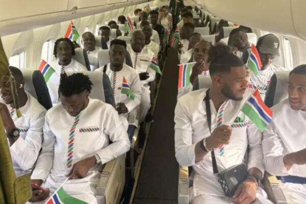Jugadores de la selección de fútbol de Gambia, como pasajeros en el avión del incidente. FOTO: Fuente externa