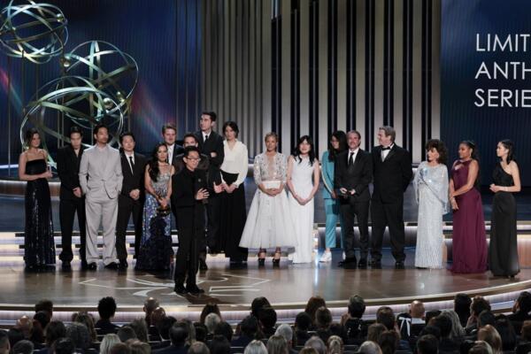 El elenco y equipo de 'Beef' suben al escenario al ganar la mejor serie limitada durante Premios Emmy. Foto: EFE