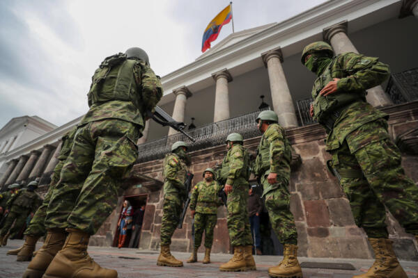 Soldados ecuatorianos patrullan en los alrededores del Palacio de Carondelet, en Quito. Ecuador. Foto: fuente externa.