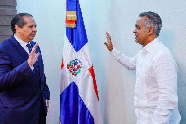 El ministro de la Presidencia, Joel Santos Echavarría, mientras juramenta al nuevo  ministro Salud, Víctor Elías Atallah Lajam.  (Foto: fuente externa) 