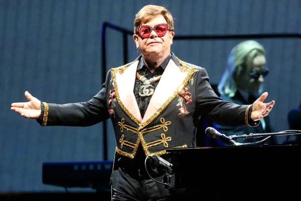 Elton John durante la transmisión de su concierto para  Disney+ (Foto: fuente externa)