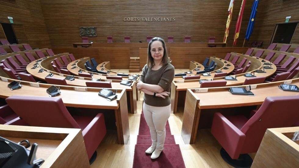 La diputada del PP Mar Galcerán posa para la cámara en el hemiciclo de las Cortes Valencianas. Foto: fuente externa.