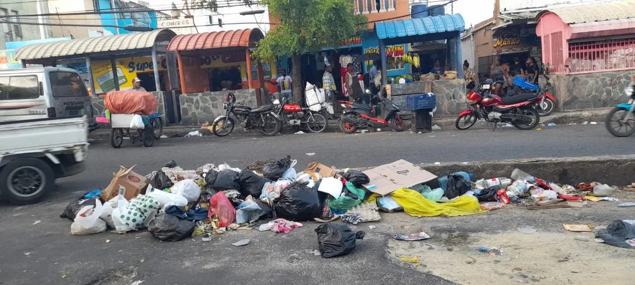 Cumulo de basura en el sector Los Guandules de Santo Domingo, Foto: fuente CDN Digital.