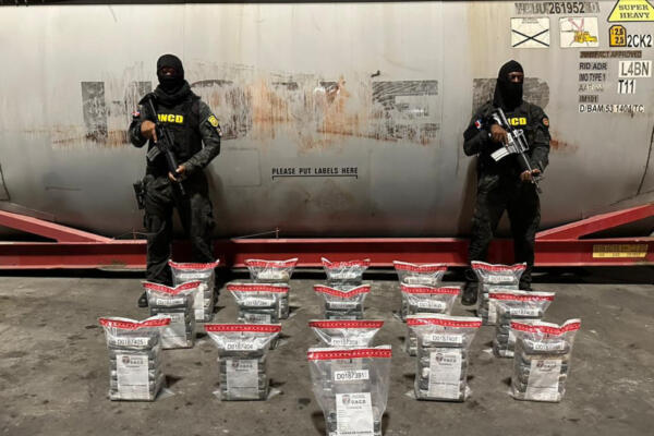 En imagen paquetes de presumiblemente cocaína ocupada en Caucedo. (Foto: fuente externa) 