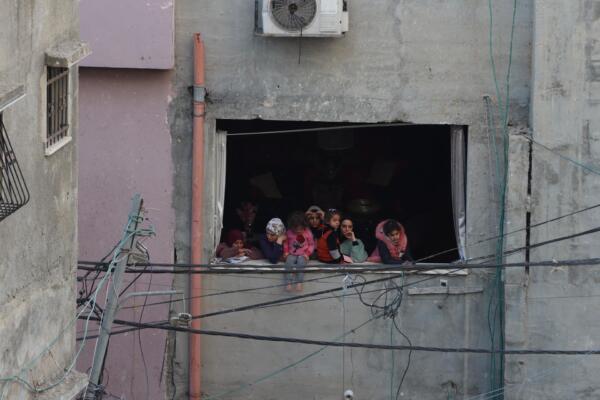Un grupo de mujeres y niñas palestinas que observa la destrucción provocada por los bombardeos israelíes en el campo de refugiados de Nur Shams. Foto: fuente externa.