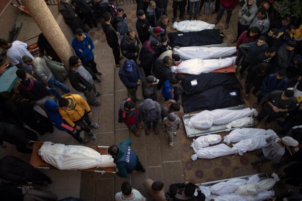 Varios cadáveres de miembros de una familia palestina muertos en un ataque aéreo israel en la localidad gazatí de Jan Yunes. Foto: EFE/EPA