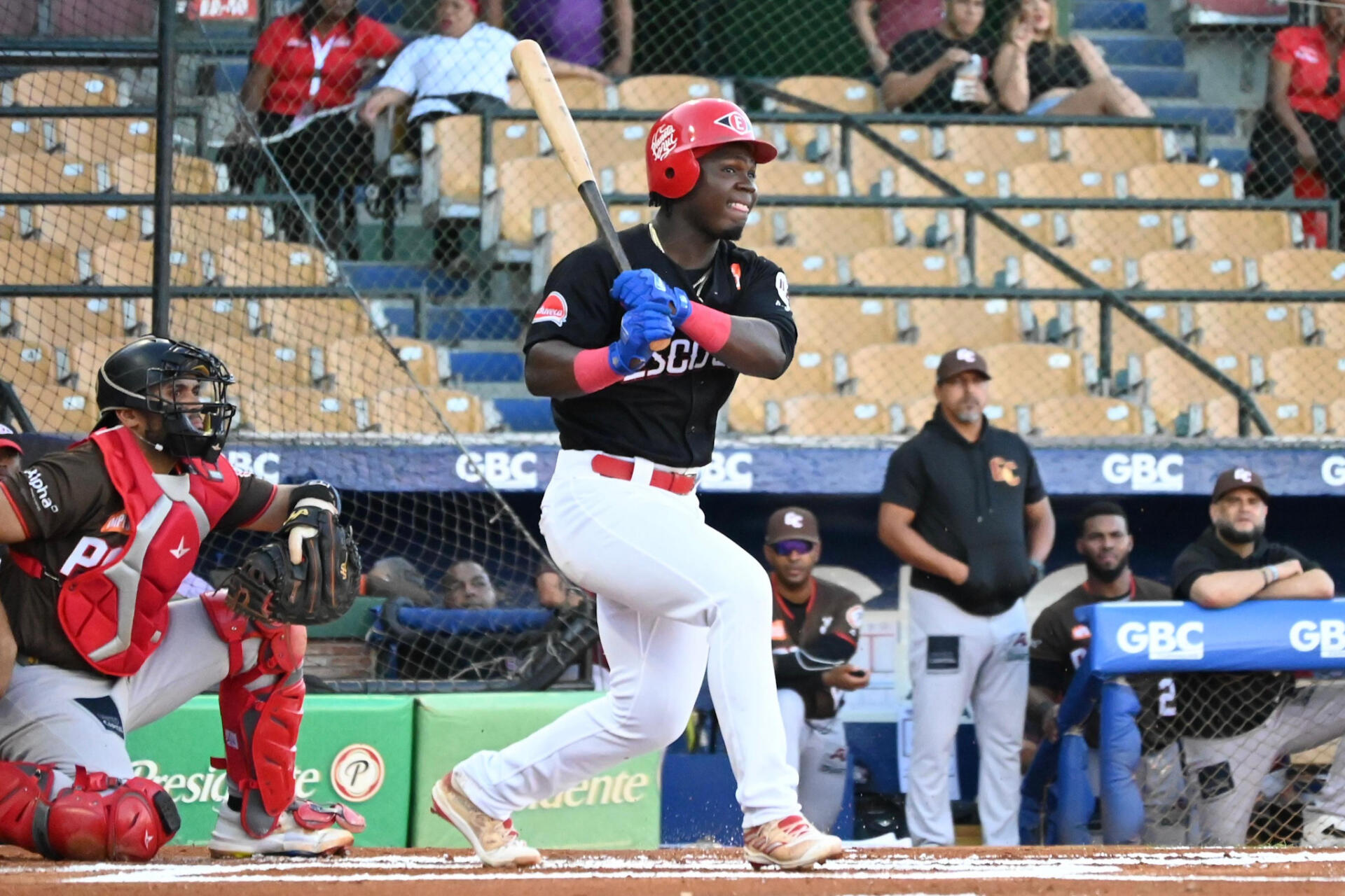 Leones logran valiosa victoria ante Gigantes 7-6 y siguen con vida