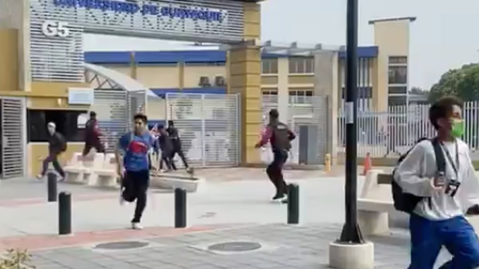 Estudiantes huyendo de la universidad tras ingreso de hombres armados al campus universitario. FOTO: Fuente externa