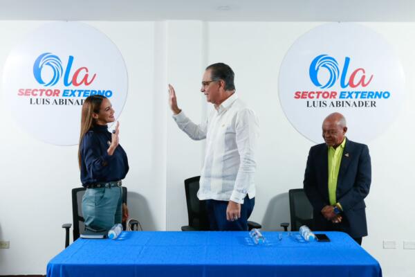 Santiago Hazim, juramenta a la comunicadora y presidenta de ACROARTE, Wanda Sánchez, como Coordinadora Nacional de Profesionales de OLA