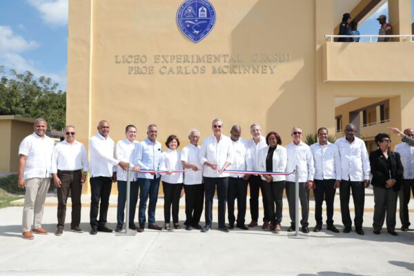 Abinader inaugura Liceo Experimental de la UASD en Baní.(CDN digital). 