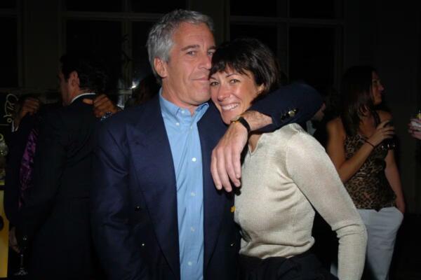 Jeffrey Epstein y Ghislaine Maxwell en Nueva York en marzo de 2005. (Fuente externa)