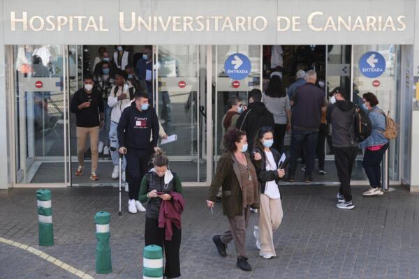 Personas con mascarillas en un hospital de Canarias, hace unos días. Foto: fuente externa.
