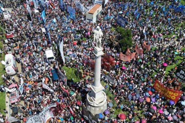 Trabajadores protestan en Buenos Aires el 27 de diciembre de 2023 contra la reforma laboral del presidente Milei. Foto: fuente externa.