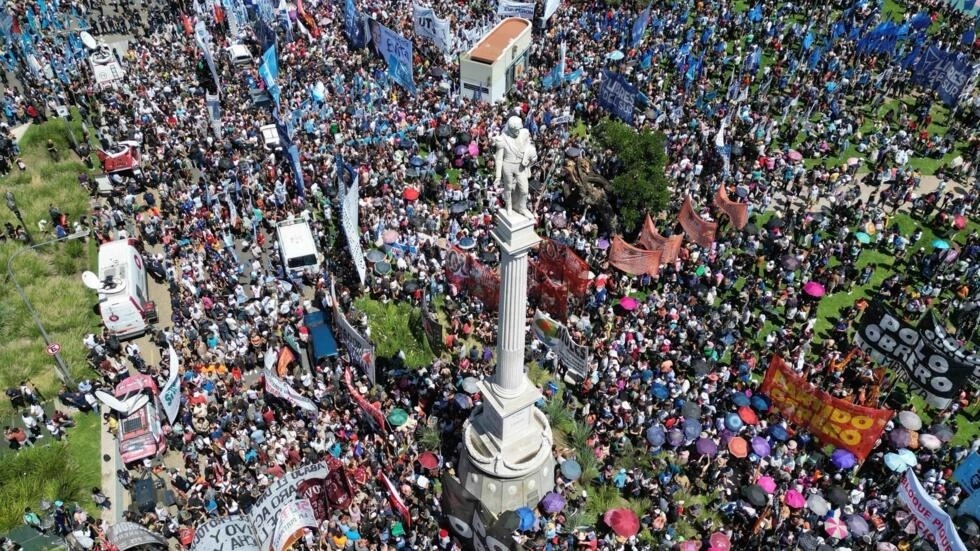 Trabajadores protestan en Buenos Aires el 27 de diciembre de 2023 contra la reforma laboral del presidente Milei. Foto: fuente externa.