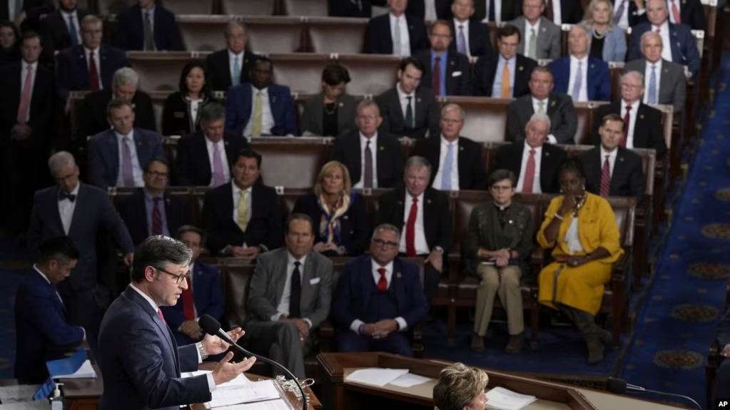 El presidente de la Cámara de Representantes, Mike Johnson, se dirige a los miembros del Congreso en el Capitolio. Foto: fuente externa.