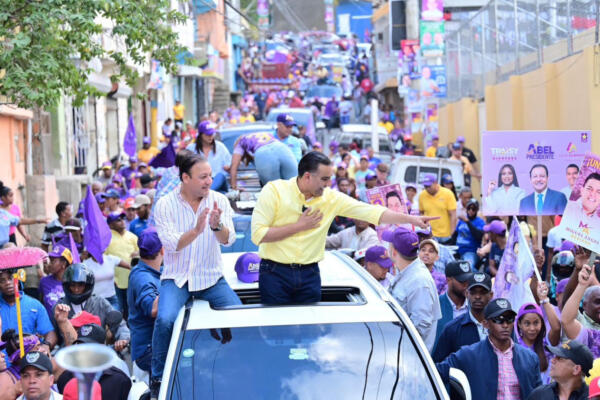 El candidato presidencial Abel Martínez y el candidato a la Alcaldía de SDE, Luis Alberto en caravana. Foto: fuente externa.