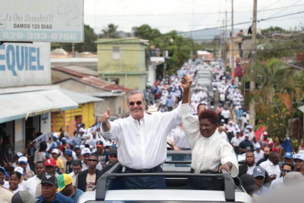 Luis Abinader encabeza caravana con candidatos  en Monte Plata.(Foto: Fuente externa).