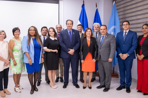 
El Ministro de Salud Pública, Víctor Atallah, con miembros de la Organización Panamericana de la Salud (OPS/OMS). Foto: fuente externa. 