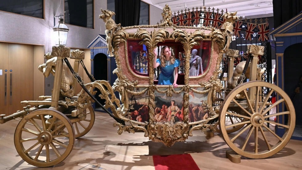 Una carroza exhibida en una muestra de utillaje de la serie de la plataforma Netflix "The Crown", en la casa de subastas Bonhams de Londres. Foto: fuente externa.