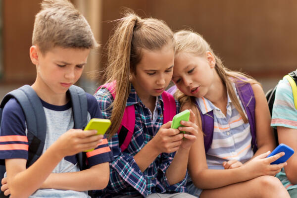 Niños usando celulares. Foto: fuente externa. 