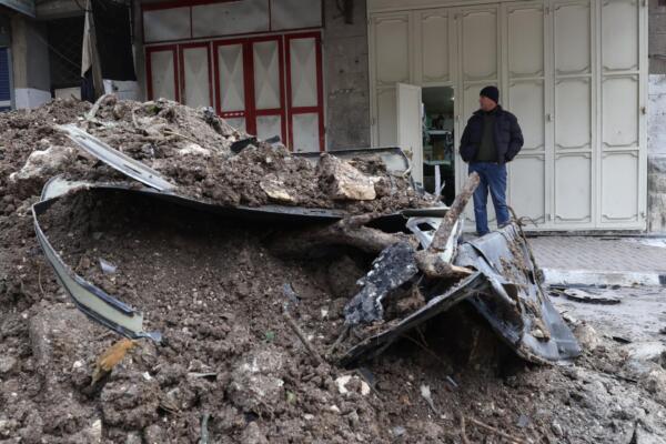 Palestinos inspeccionan los daños causados por un ataque aéreo en el campo de refugiados de Balata, cerca de la ciudad cisjordana de Nablus, el 17 de enero de 2024. Foto: fuente externa.