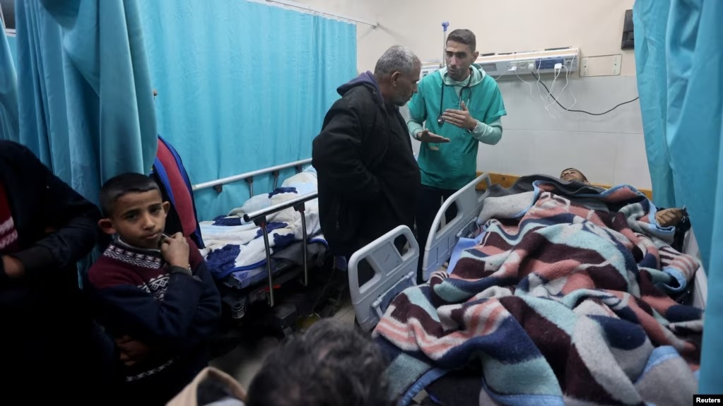 Un hombre palestino herido en un ataque israelí es atendido en el hospital Nasser de Khan Younis. Foto: fuente externa.