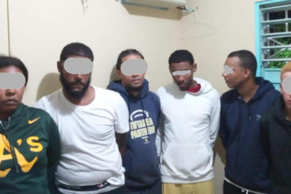 Los arrestados por Dicrim y la Policía Preventiva del municipio de Sabana De La Mar. Foto: Fuente externa