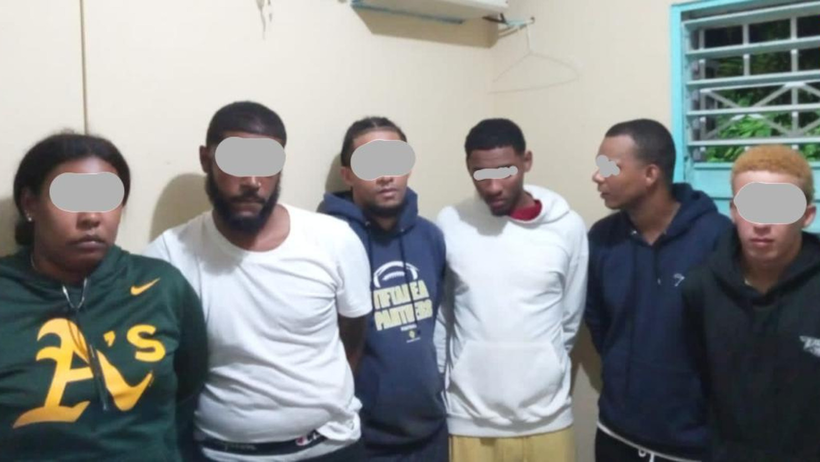 Los arrestados por Dicrim y la Policía Preventiva del municipio de Sabana De La Mar. Foto: Fuente externa