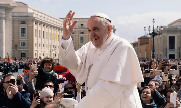 El Papa Francisco saluda a personas. / Fuente externa.
