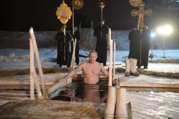 Presidente ruso, Vladímir Putin, zambulléndose en una poza con agua helada con motivo de la celebración del Bautismo de Cristo
