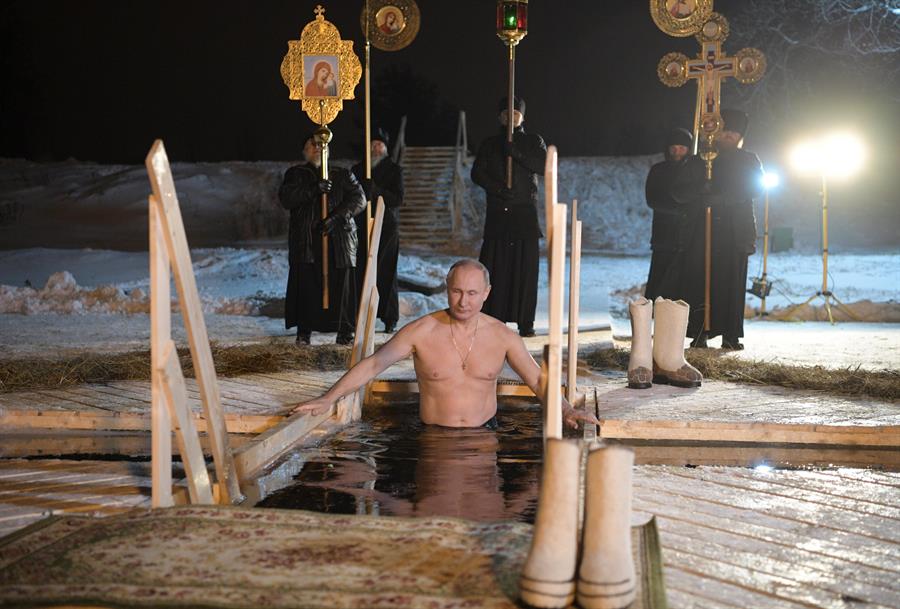Putin se zambulle en agua helada en la Epifanía ortodoxa