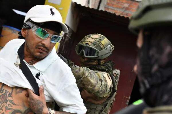 Un militar registra a un hombre en un control en Portoviejo, Ecuador. Foto: fuente externa.